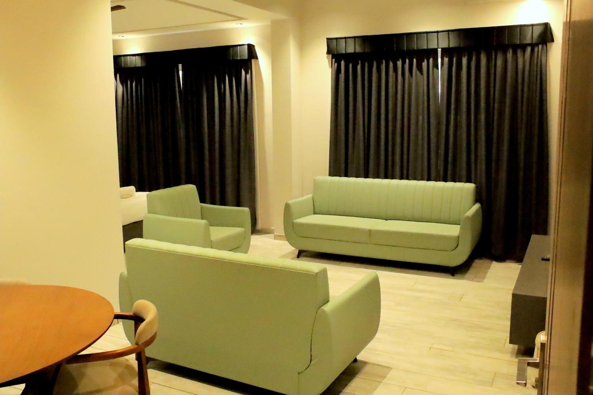 Hotel Statusinn, Ichalkaranji Экстерьер фото